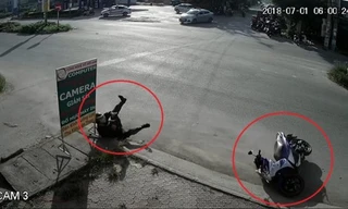 Xe đạp điện sang đường như trong sân nhà, xe máy ngã văng cả chục mét