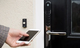 Khóa cửa điều khiển từ xa sản xuất tại Việt Nam