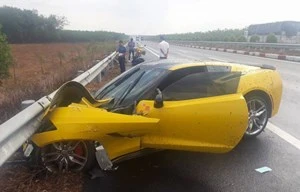 Thử túi khí, thanh niên đâm nát siêu xe Cheverolet Corvette hơn 5 tỷ