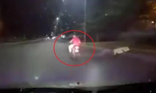 Tên cướp va mặt vào barie, bị dân tóm sống trên đường chạy trốn