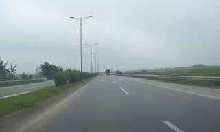 Thanh niên đầu trần, lốp trước xịt hơi vẫn chạy 80km/h trên cao tốc