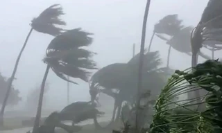 Tận thấy sức mạnh siêu bão Mangkhut tàn phá Philippines dù chưa đổ bộ