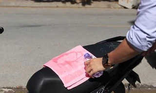 Mẹo làm mát nhanh yên xe máy đỗ lâu dưới nắng