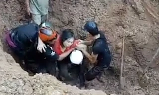 Hàng chục người cứu vợ chồng bị chôn vùi dưới đất