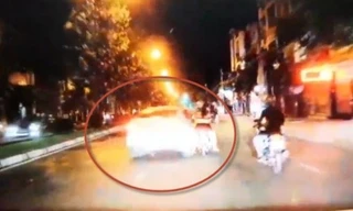 Tài xế ôtô ép xe máy kẹp 3 không mũ bảo hiểm vào lề vì bị cản đường