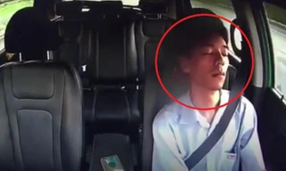 Hoảng hồn tài xế ngủ gật suốt 1 phút khi ô tô đang vun vút chạy