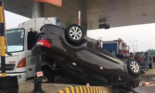Kinh hoàng vụ lật xe ở trạm BOT Phú Thọ