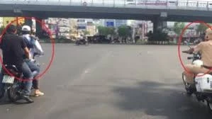 Xe máy kẹp ba không mũ bảo hiểm 'lặng lẽ' lùi sau xe CSGT