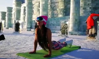 Bà mẹ 50 tuổi trẻ như thiếu nữ tập yoga giữa trời -40 độ C