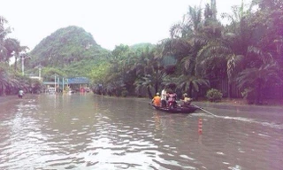 Quảng Ninh ngập nặng, người dân dùng xuồng máy đi trên...đường bộ