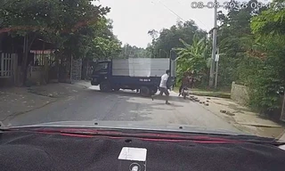 Màn lùi xe chập chờn, tài xế suýt cho một người xuống gầm