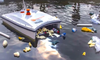 Robot thu gom rác thải trên sông