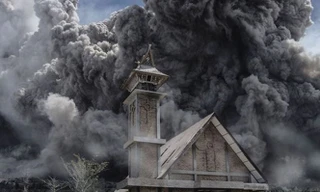 Núi lửa ở Indonesia phun trào như trong ngày tận thế