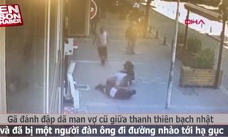 Đánh đập vợ cũ dã man trên phố, gã đàn ông vũ phu nhận bài học nhớ đời
