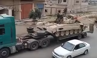 Bất chấp Mỹ đe dọa đáp trả, quân đội Syria ùn ùn kéo vũ khí tới Daraa