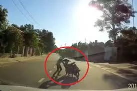 Áo chống nắng cuốn vào xe máy, cháu bé ngã chúi đầu xuống đất