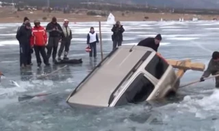 Cách kéo ôtô nặng hơn 2 tấn ra khỏi sông băng vô cùng đơn giản