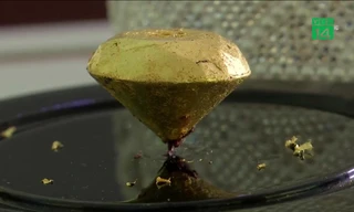 Cận cảnh miếng socola đắt nhất hành tinh luôn có 2 người canh giữ