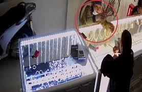 Thủ đoạn trộm ở các tiệm vàng của cô gái trẻ