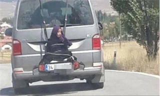 Ông bố bị bắt vì trói con gái sau ôtô rồi lái xe chạy quanh làng