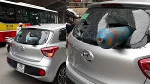 Bình gas công nghiệp bay như “tên lửa” đâm vào ôtô giữa phố Hà Nội