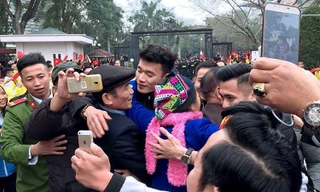 Người dân nô nức đón anh em Bùi Tiến Dũng về quê nhà