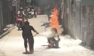 Bất lực nhìn xe cháy ngùn ngụt dù hất nước, xịt bình cứu hỏa