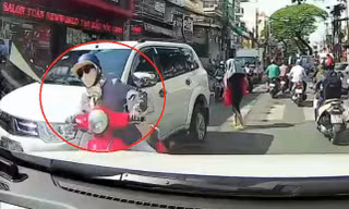 Nữ 'ninja' sang đường như đi trong sân, va vào ô tô ngã dúi dụi