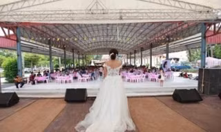 Chú rể bỏ trốn, cô dâu run run thông báo quan khách