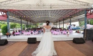 Chú rể bỏ trốn, cô dâu run run thông báo quan khách