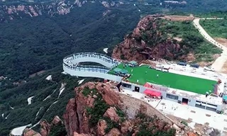 Cầu đáy kính hình móng ngựa cao nhất thế giới ở Trung Quốc