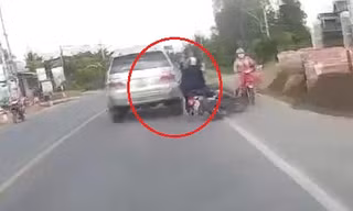 Tránh phụ nữ đi ngược chiều, xe máy va vào ô tô ngã nhào trên quốc lộ