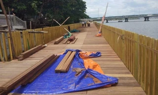 Đường đi bộ lát gỗ lim siêu sang ven sông Hương chưa xong đã nứt