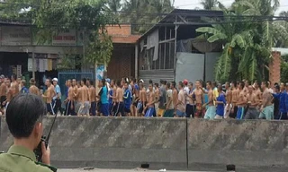 Hàng trăm học viên cai nghiện hò hét trên quốc lộ ở Tiền Giang