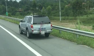 Ô tô 7 chỗ liều chết đi lùi trên cao tốc Hà Nội - Lào Cai