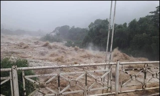 Những hình ảnh mưa lũ tàn phá các tỉnh thành