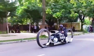 Siêu môtô gắn động cơ máy bay chạy bánh không vành như phim viễn tưởng