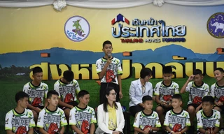 Đội bóng Thái Lan bình phục thần kỳ, chơi bóng trước họp báo