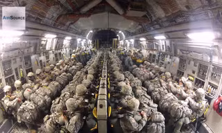 Xem siêu máy bay Mỹ thả cả trăm lính dù đổ bộ mục tiêu