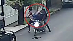 Chưa kịp ra tay, 2 tên cướp bị nạn nhân đánh phủ đầu