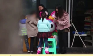 Trẻ rất dễ bị lừa khi 'mẹ mìn' cho đồ ăn vặt rồi bắt cóc
