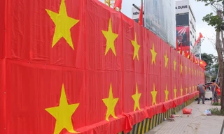 200 lá cờ Tổ quốc phủ kín bức tường trên đường Hà Nội