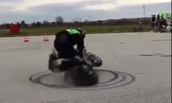 Biểu diễn kỹ năng 'đốt lốt' xe, drift hàng chục vòng nhận cái kết đắng