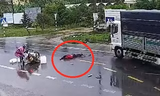 Xe máy phóng bạt mạng giữa trời mưa, tông xe tải ngược chiều 