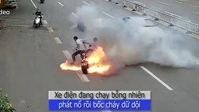 Xe điện đang đi bỗng phát nổ, bốc cháy như ngọn đuốc