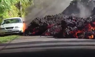 Dòng dung nham đỏ rực tràn ra đường 'nuốt trọn' xe hơi ở Hawaii