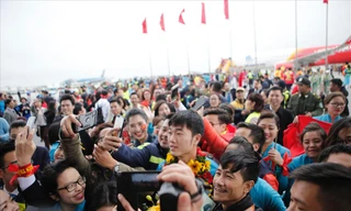 Cầu thủ U23 Việt Nam selfie trên xe buýt giữa 'rừng' người hâm mộ