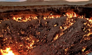 Miệng hố bốc cháy suốt 50 năm trên sa mạc