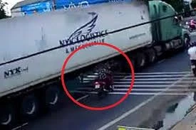 Nữ 'ninja' sang đường kiểu cảm tử, va vào container hút chết