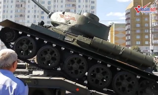 Xe tăng Nga lật nhào trong lễ duyệt binh có ông Putin tham dự